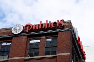 Toronto, Kanada - 9 Kasım 2020: Toronto 'daki binada reklam tabelası görülüyor. Publicis Canada, dünyanın önde gelen iletişim gruplarından biri olan Publicis Groupe SA 'nın bir parçasıdır.. 