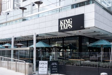 Toronto, Kanada - 14 Kasım 2020: Toronto, Kanada şehir merkezindeki King Taps restoranının dış görünümü. King Taps bir restoran ve spor barı.. 