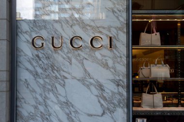 Toronto, Kanada - 9 Kasım 2020: Toronto, Kanada 'da bir Gucci mağaza tabelası. Gucci, İtalyan lüks moda ve deri ürünleri markası..  