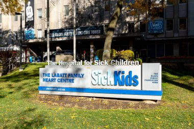 Toronto, Kanada - 19 Mayıs 2022: Hasta Çocuklar Hastanesi tabelası Toronto 'da gösterildi. Hasta Çocuklar dünyanın en büyük ikinci pediatrik araştırma hastanesidir..