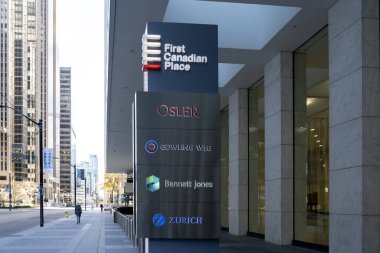 Toronto, Kanada - 14 Kasım 2020: Toronto, Kanada 'daki First Canadian Place ofis binasının önündeki rehber tabela üzerinde Firma İsimleri (Osler, Gowling Wlg, Bennett Jones ve Zürih). 