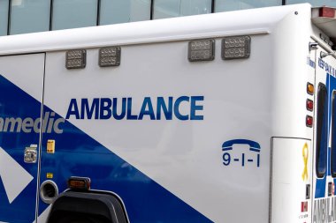 Toronto, Kanada - 9 Kasım 2020: Toronto 'da bir TPS ambulans aracı görüldü; Toronto Belediyesi Sağlık Hizmetleri (TPS) yasal acil servis sağlayıcısıdır.. 