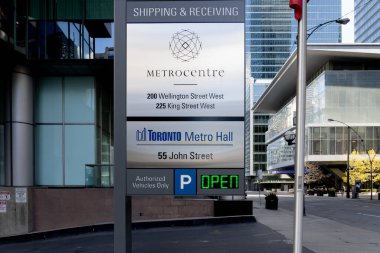 Toronto, Kanada - 28 Kasım 2020 Toronto Metro Hall tabelası, Kanada. Metro Hall, Toronto şehrinin 27 katlı bir ofis kulesidir..