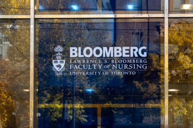 Toronto, Kanada-9 Kasım 2020: Toronto Üniversitesi 'ndeki Lawrence S. Bloomberg Hemşirelik Fakültesi tabelası Kanada' nın Toronto kentindeki T St. George Kampüsü 'nde görüldü.. 