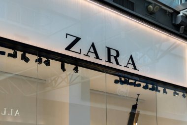 Toronto, Kanada - 9 Kasım 2020: Zara mağaza tabelasını kapatın. Zara, Galiçya merkezli hızlı moda (giyim ve aksesuarlar) perakendecisi.). 