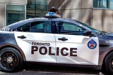 Toronto, Kanada - 16 Mayıs 2020: Toronto Polisi araba yan görüntüsü. Toronto Polis Teşkilatı Kanada 'daki en büyük yerel polis teşkilatıdır..