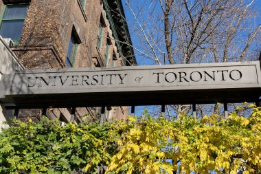 Toronto, Kanada - 26 Nisan 2023: Toronto Üniversitesi tabelasının kapanışı ilkbaharda Toronto şehir merkezinde. Toronto Üniversitesi (İngilizce: University of Toronto) bir devlet araştırma üniversitesidir. 