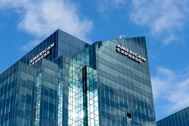 Toronto, On, Kanada - 31 Ekim 2020: Toronto 'daki binada American Express tabelası görülüyor. American Express Company, Amerikan çok uluslu finansal hizmet şirketidir..