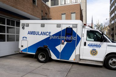 Toronto, Kanada - 9 Kasım 2020: Toronto 'da bir TPS ambulans aracı görüldü; Toronto Belediyesi Sağlık Hizmetleri (TPS) yasal acil servis sağlayıcısıdır.. 