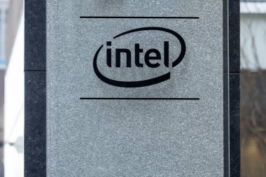 Toronto, Kanada - 20 Kasım 2020: Intel şirketinin Toronto şehir merkezindeki Bloor St. W 'daki ofis binasının önünde imzası. Intel bir Amerikan teknoloji şirketidir. 
