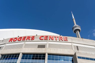 Toronto, Kanada - 28 Ekim 2020: CN Tower ile Rogers Centre tabelası Toronto, Kanada 'da gösterilmiştir. Rogers Center Toronto 'da çok amaçlı bir stadyumdur.. 
