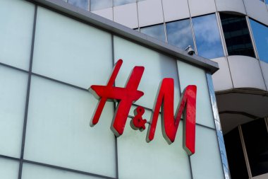 Toronto, Kanada - 9 Kasım 2020: Toronto 'da HM mağaza tabelasının kapatılması gösteriliyor. Hennes and Mauritz AB, İsveçli çok uluslu giyim perakende şirketi.. 