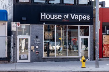 Toronto, Kanada - 20 Kasım 2020: Toronto, Kanada 'da bir Vapes mağazası gösterildi. Vapes Evi Toronto 'nun en iyi vestiyeri.. 