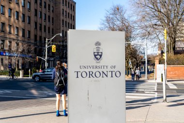 Toronto, Kanada - 20 Kasım 2020: Toronto Üniversitesi tabelasını kapatın. Toronto Üniversitesi (İngilizce: University of Toronto) Toronto, Ontario, Kanada 'da bulunan bir devlet araştırma üniversitesidir.. 