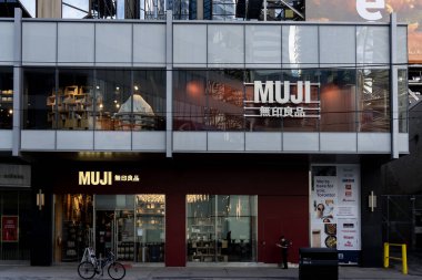 Toronto, Kanada - 9 Kasım 2020: Toronto şehir merkezinde bir Muji mağazası gösterildi. Muji, çok çeşitli ev ve tüketim malları satan bir Japon perakende şirketidir.. 