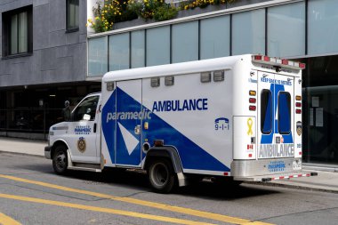 Toronto, Kanada - 9 Kasım 2020: Toronto 'da bir TPS ambulans aracı görüldü; Toronto Belediyesi Sağlık Hizmetleri (TPS) yasal acil servis sağlayıcısıdır.. 