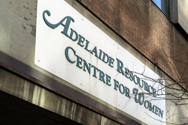 Toronto, Kanada - 14 Kasım 2020: Adelaide Kadın Kaynak Merkezi, Toronto şehir merkezinde görüldü. Adelaide Kaynak Merkezi bir kadın sığınma evi.. 