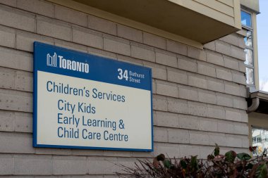 Toronto, Kanada - 28 Kasım 2020: Toronto Bathurst Caddesi 'nde Çocuk Esirgeme Kurumu ve Çocuk Esirgeme Kurumu için bir tabela görülüyor.