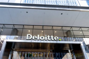 Toronto, Kanada - 28 Ekim 2020: Deloitte imzalı Toronto merkez binası. Deloitte Touche Tohmatsu (Deloitte Touche Tohmatsu Limited), İngiliz profesyonel hizmet ağı..