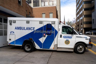 Toronto, Kanada - 9 Kasım 2020: Toronto 'da bir TPS ambulans aracı görüldü; Toronto Belediyesi Sağlık Hizmetleri (TPS) yasal acil servis sağlayıcısıdır.. 
