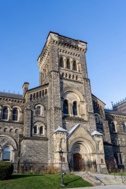 Toronto, Kanada - 28 Kasım 2020: Toronto 'daki T St. George Üniversitesi Kampüsü Üniversite Binası. 1853 yılında kurulan Üniversite Kolej Binası, Ulusal Tarih Bölgesi olarak belirlendi.
