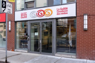 Toronto, Kanada - 9 Kasım 2020: Kanada Medya Birliği Ulusal Ofisi tabelası Toronto şehir merkezinde gösterildi. Kanada Medya Birliği, Kanada medyasında çalışan işçileri temsil eden bir sendikadır..