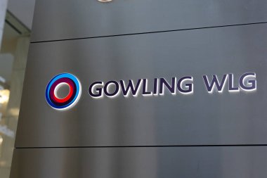 Toronto, Kanada - 14 Kasım 2020: Gowling WLG tabelası Toronto 'daki 100 King St W genel merkezinin önünde görüldü. Gowling WLG uluslararası bir hukuk firması.. 