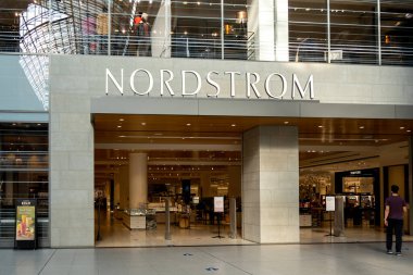 Toronto, Kanada - 9 Kasım 2020: Toronto 'daki Eaton Centre alışveriş merkezinde Nordstorm mağazası. Nordstrom, 1901 yılında kurulan bir Amerikan mağaza zinciri.. 