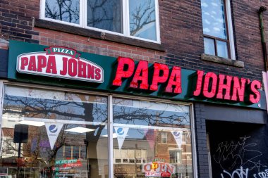 Toronto, Kanada - 20 Kasım 2020 Toronto şehir merkezinde Papa John 'un restoran tabelası. Papa John 's bir Amerikan pizza restoranıdır.. 