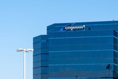 Markham, ON, Kanada - 31 Ekim 2020: Markham, ON, Kanada 'daki binada Ceridian Kanada tabelası. Ceridian HCM, Inc., Amerikan insan kaynakları yazılım ve hizmetleri sağlayıcısı.. 