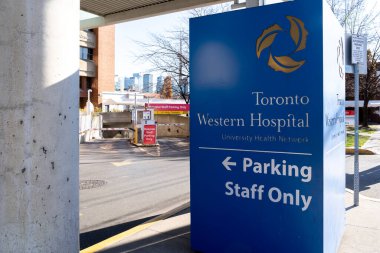 Toronto, Kanada-14 Kasım 2020: Batı Hastanesi tabelası Toronto, Kanada 'da görüldü. Toronto Western Hastanesi bir araştırma ve öğretim hastanesidir ve Üniversite Sağlık Ağı 'nın bir parçasıdır.. 