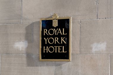 Toronto, Kanada - 28 Kasım 2020: Toronto, Kanada 'da duvarda Royal York oteli tabelası. Royal York Hotel, Toronto 'da 1929' da resmen açılan tarihi bir lüks oteldir..