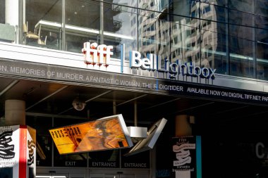 Toronto, Kanada - 24 Ekim 2019: Toronto 'daki TIFF Bell Işıkkutusu tabelasını kapatın. Toronto Uluslararası Film Festivali dünyanın en çok izlenen film festivallerinden biridir..