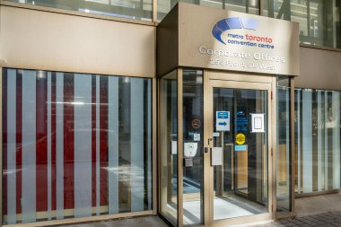 Toronto, Kanada - 28 Kasım 2020: Toronto Kongre Merkezi 'nin Toronto, Kanada' daki girişi. Metro Toronto Kongre Merkezi bir kongre kompleksi.. 