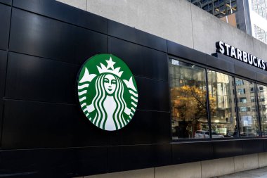 Toronto, Kanada - 9 Kasım 2020: Toronto şehir merkezinde bir Starbucks kahve dükkanı. Starbucks Corporation bir Amerikan kahve şirketi ve kahve zinciri..