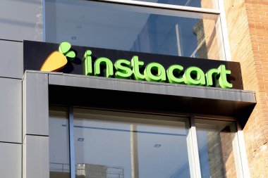 Toronto, Kanada - 14 Kasım 2020: Instacart şirketi Toronto, Kanada 'da yakın çekim tabelası görüldü. Instacart market teslimatı ve teslimat servisi yapan bir Amerikan şirketidir..