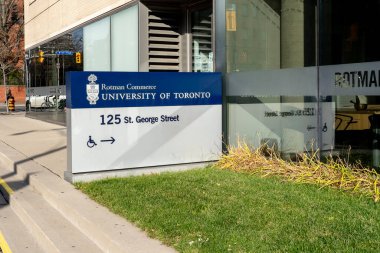 Toronto, Kanada - 20 Kasım 2020: Toronto 'da Rotman Ticaret için bir tabela görüldü. Rotman Commerce, Toronto Üniversitesi 'nin St. George kampüsündeki lisans öğrencisidir..