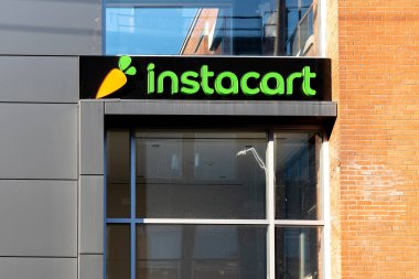 Toronto, Kanada - 14 Kasım 2020: Instacart şirketi Toronto, Kanada 'da yakın çekim tabelası görüldü. Instacart market teslimatı ve teslimat servisi yapan bir Amerikan şirketidir..