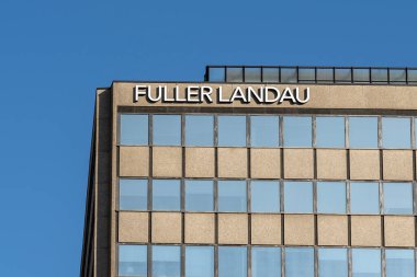 Toronto, Kanada - 20 Kasım 2020: Fuller Landau tabelası 20 Kasım 2020 'de Toronto' daki merkez binalarında görüldü. Fuller Landau Kanadalı bir muhasebe, denetim, vergi ve danışmanlık şirketidir..