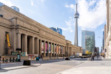 Toronto, Kanada - 28 Ekim 2020: Toronto 'da arka planda CN kulesi olan Union Station. Union İstasyonu büyük bir tren istasyonudur.. 