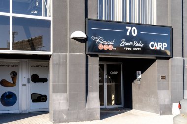 Toronto, Kanada... 14 Kasım 2020 Zoomer merkezindeki Zoomer Radyo tabelası Toronto 'da gösteriliyor. ZoomerMedia Limited, Kanada 'da multimedya şirketi olarak faaliyet gösteriyor..