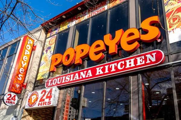 カナダ トロント 2020年11月28日 トロントのポピーズレストランのサイン Popeyesは フライドチキンファストフードレストランのアメリカの多国籍チェーンです — ストック写真