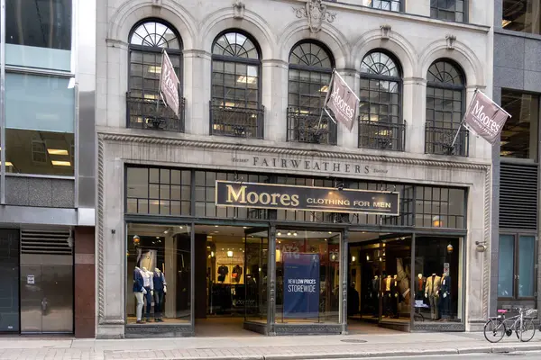 カナダ トロント 2010年11月9日 カナダのダウンタウンにあるムーア店 Mooresは 男性のビジネス服とフォーマルウェアを専門とするカナダの会社です — ストック写真