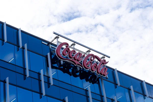 加拿大多伦多 2020年11月9日 可口可乐公司在多伦多的总部大楼上出现可口可乐标志 — 图库照片