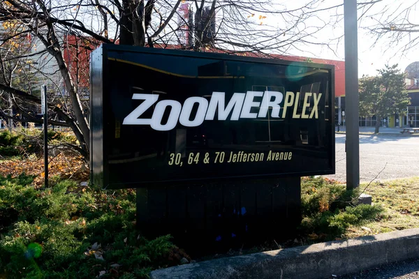 加拿大多伦多 2020年11月14日 2020年11月14日 在多伦多展示了自由村的Zoomerplex标志 佐美尔传媒有限公司是佐美尔传媒有限公司的总部 — 图库照片