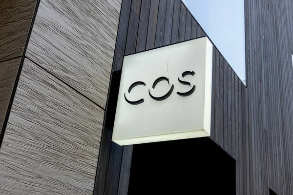 多伦多 加拿大 2020年11月20日 在加拿大多伦多可以看到Cos商店悬挂标志的关闭 Cos是时尚品牌 也是H Group的一部分 — 图库照片
