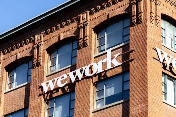 カナダ トロント 2020年11月14日 Weworkのサインがトロントで見られます Weworkは テクノロジーのスタートアップとサービスのための共有ワークスペースを提供するアメリカの企業です — ストック写真