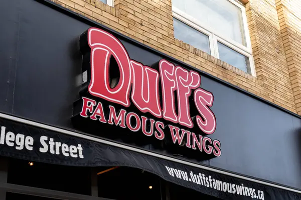 カナダ トロント 2020年11月20日 ダフの有名なウィングスレストランがトロントでサイン ダフの有名な翼は チキンウィングを専門とするバッファローのチェーンバーとレストランです — ストック写真