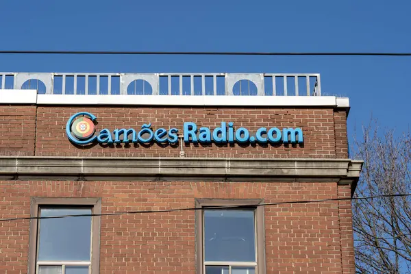 カナダ トロント 2020年11月20日 カモエスラジオ Comの看板がトロントのビルで見られます Camoes Radioは すべてのポルトガル文化を接続するコンテンツのグローバルプロバイダーです — ストック写真