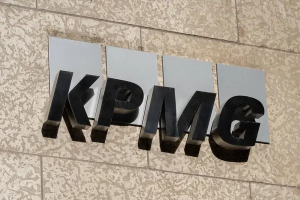 カナダ トロント 11月 2020 カナダ オンタリオ州トロントの壁にKpmgサインの閉鎖 Kpmgはプロフェッショナルなサービス会社であり オランダに所在するビッグ4監査人の1人です — ストック写真